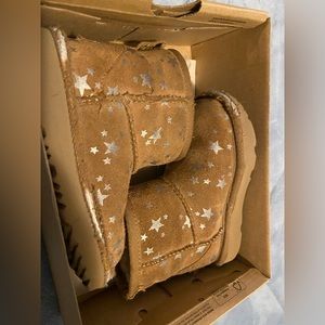 Kids UGG boots classic mini stars chestnut color in size 8 toddlers